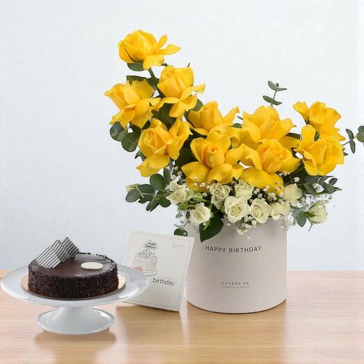 Коробка с шоколадным тортом «Солнечные снежинки» – подарочный набор с желтыми и белыми розами