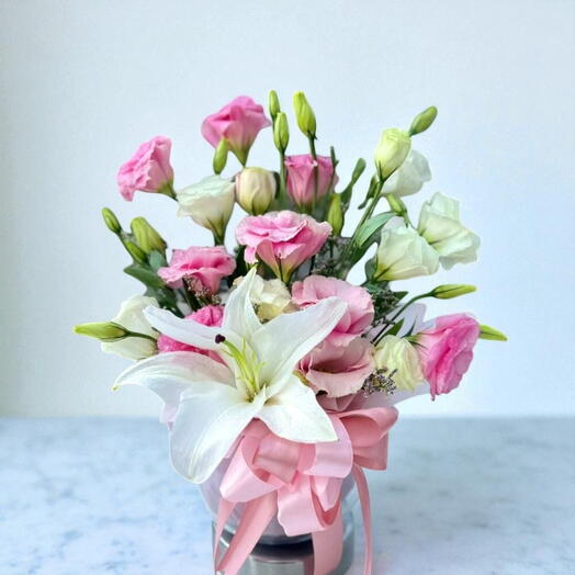 Arreglo blanco y rosa con jarrón