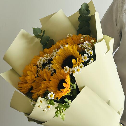 Dancing daisy with sunflower special bouquet