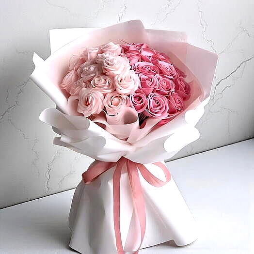 Ombré sonrojado – 31 rosas de dos tonos en rosa