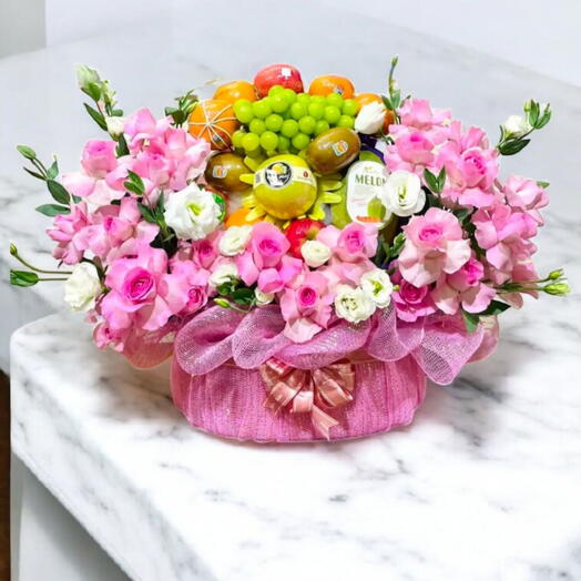 Корзина с фруктами с розовым цветочным оформлением Композиция из роз розового и белого цвета