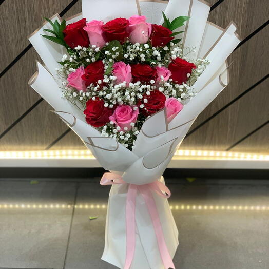 Ramo mixto de 12 rosas