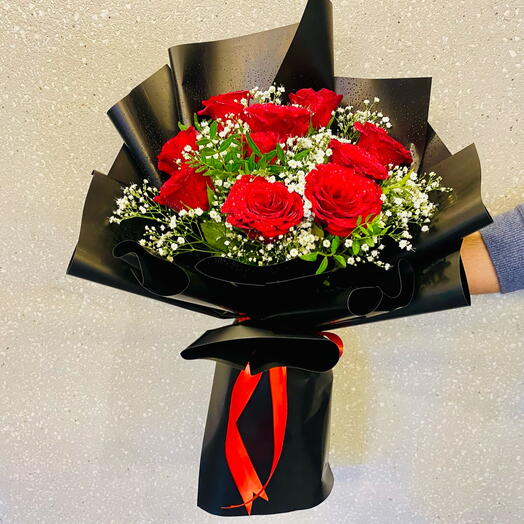 Классический букет красных роз - в черной упаковке
