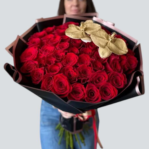 Золотой Валентин _ букет из 99 роскошных красных роз с орхидеей