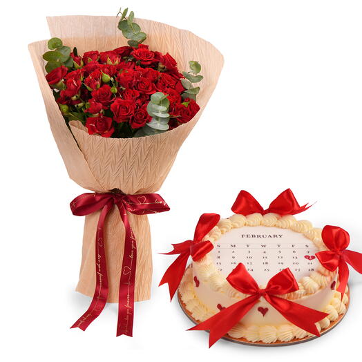 Букет мини-роз в золотой упаковке с тортом «Красный бархат»