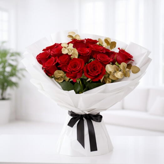 Красные розы с золотым эвкалиптом