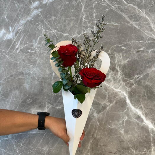 Красные розы в конусе в форме сердца