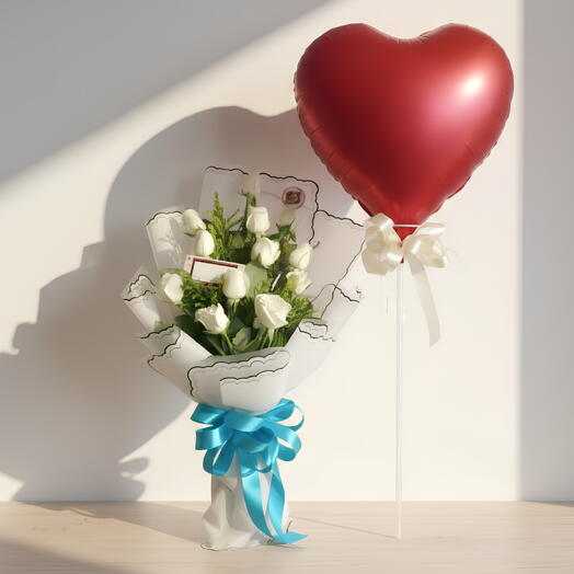 Букет из белых роз с воздушным шаром