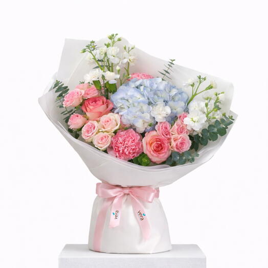 Смешанный букет из голубой гортензии и розовой розы