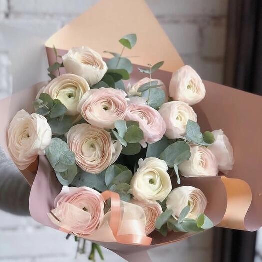 Bouquet of ranunculus and eucalyptus premium
