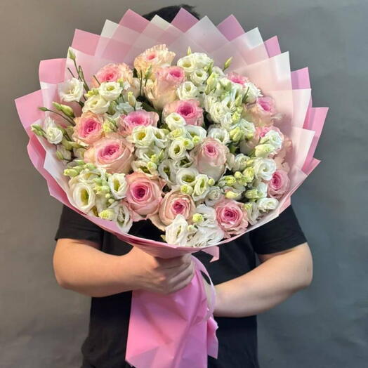 Розы Эсперанс и лизиантус в букете