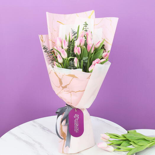 Ramo delicado de 21 tulipanes rosas