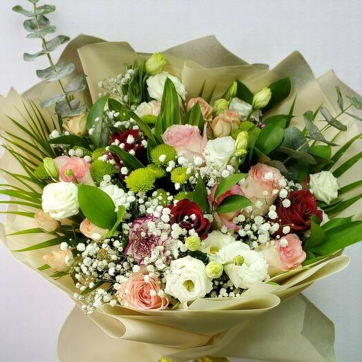 Un bouquet de roses et de gypsophile