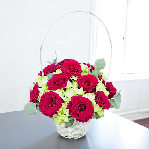 Корзина с красными розами и гортензиями