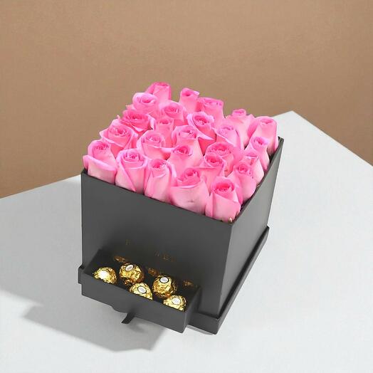 Розовые розы в чёрной коробке