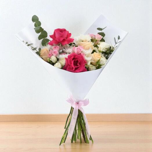 Букет Румяная гармония – розовые, персиковые   белые розы с хризантемами