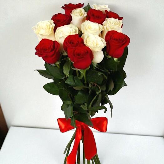 Букет роз бело-красный микс