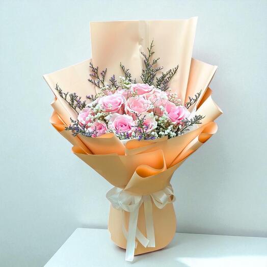 Букет «Румяна элегантности» – розовые розы с гипсофилой лимониум