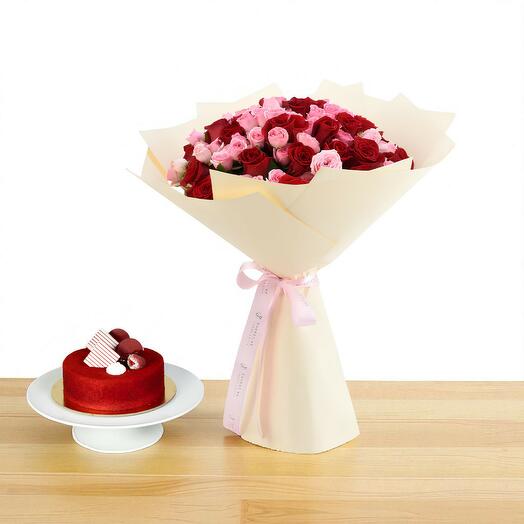 Красно-розовые кустовые розы с тортом «Красный бархат»