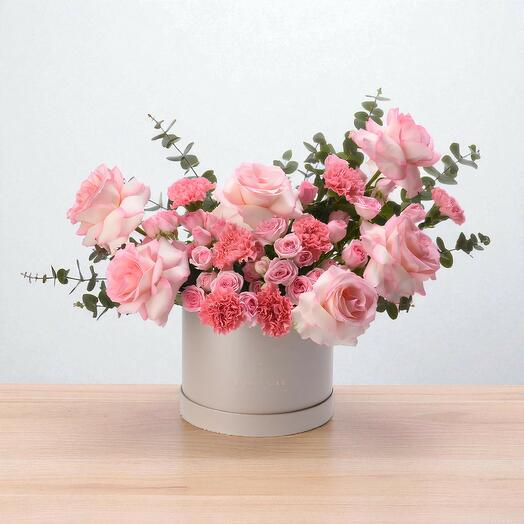 Розовые румяные лепестки в песочном боксе