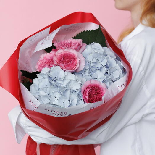 Париж: Большой букет голубых гортензий и розовых роз