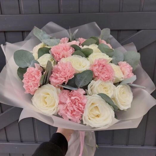 Pink carnation and rose bouquet