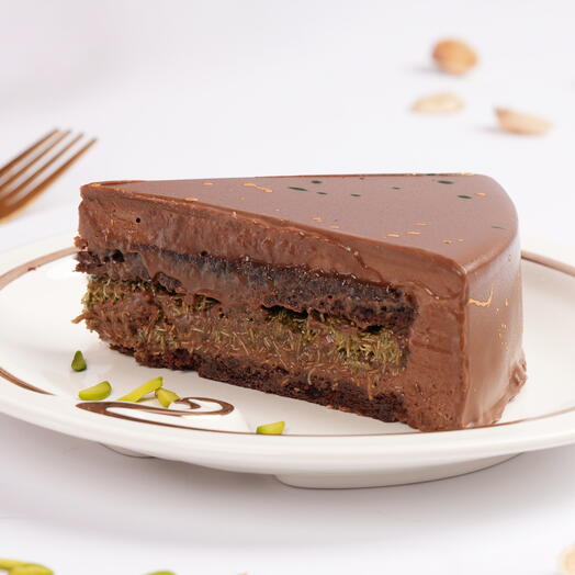 Кусок шоколадного торта Dubai (кунафа с фисташками)