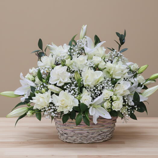 Fleurs blanches dans un panier