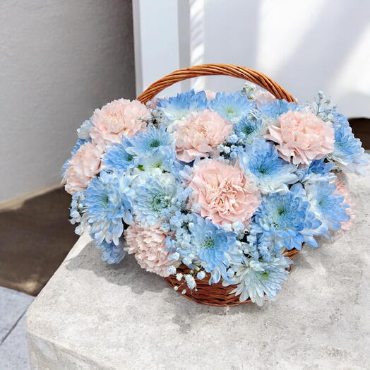 Цветы в корзине голубые и розовые цветы