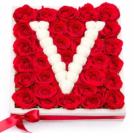 Фирменная буква V из роз