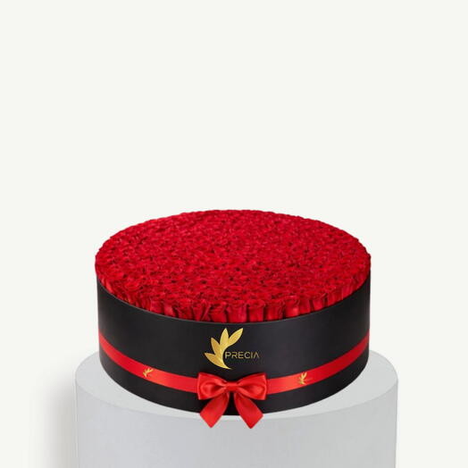 151 roses rouges dans une boîte
