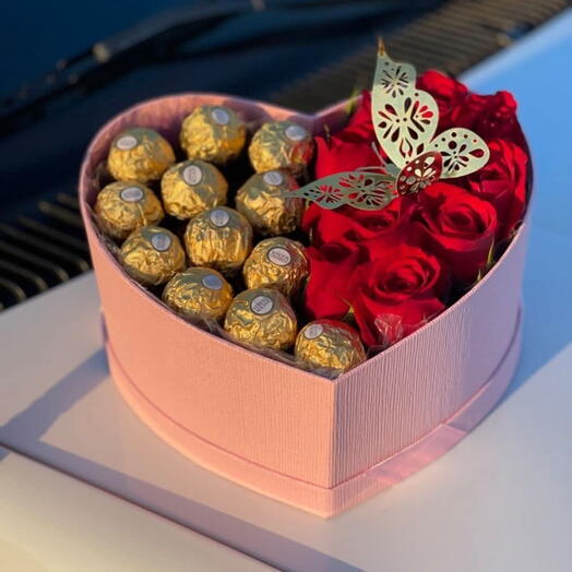 Цветы в розовой коробке