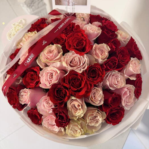 Ramo de flores con 45 rosas rojas y rosadas