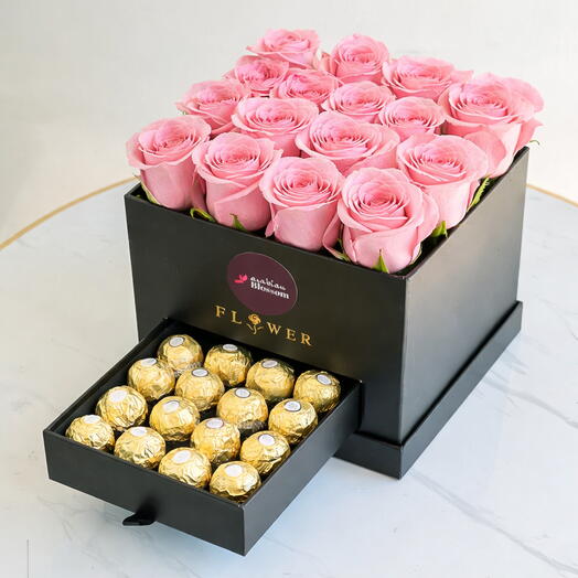 Розовые розы и Ferrero в коробке - цветы для мамы и новорождённого