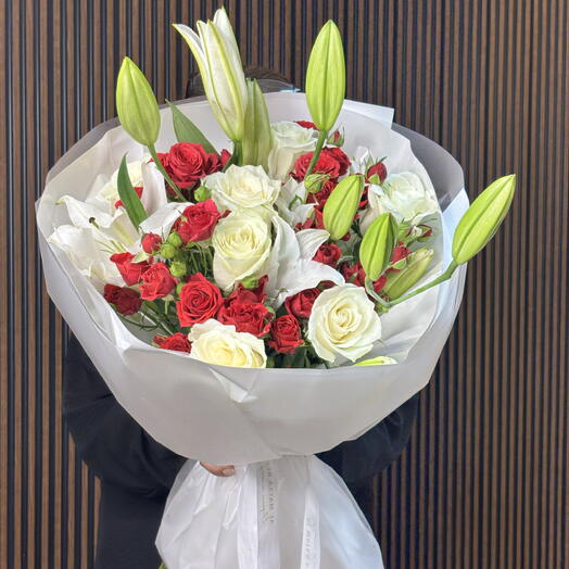 The Regal Crimson   Ivory Bouquet