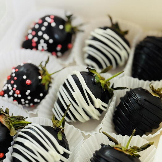 فراولة مغطاة بالشوكولاتة الفاخرة – 12 قطعة