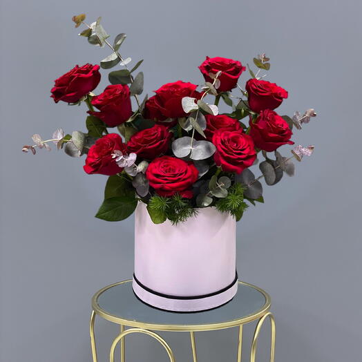 Красные розы на белой коробке