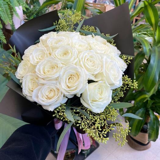 Ramo de rosas blancas y follaje