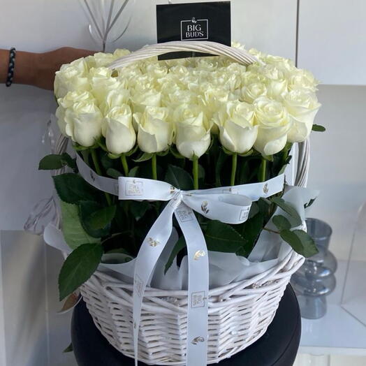 51 белая роза в корзине