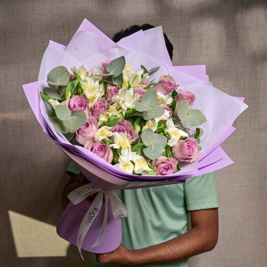 Букет из фиолетовых роз и белых альстромерий «Тиара» 6540