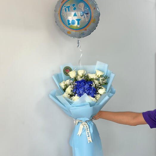 Шарм «Маленького принца» | 14 белых роз   голубая гортензия с воздушным шаром для мальчика