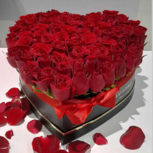 صندوق على شكل قلب من الورود الحمراء