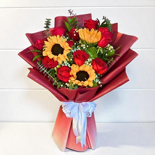 Букет Закатная романтика – подсолнухи, красные розы, гипсофила   эвкалипт