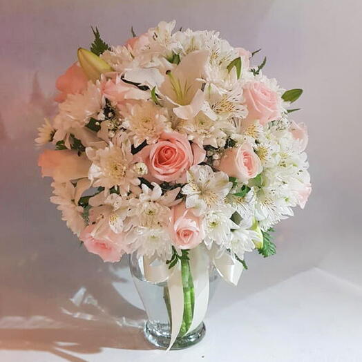 Альстромерия, Хризантема, Лилии   Розы В Стеклянной Вазе;