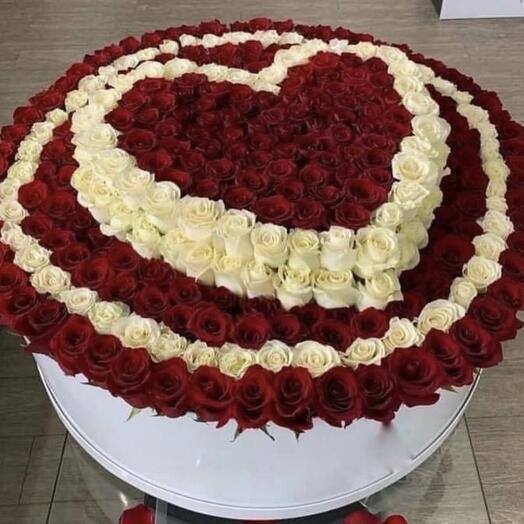 Caja Premium de Flores -  301 Rosas en forma de corazón