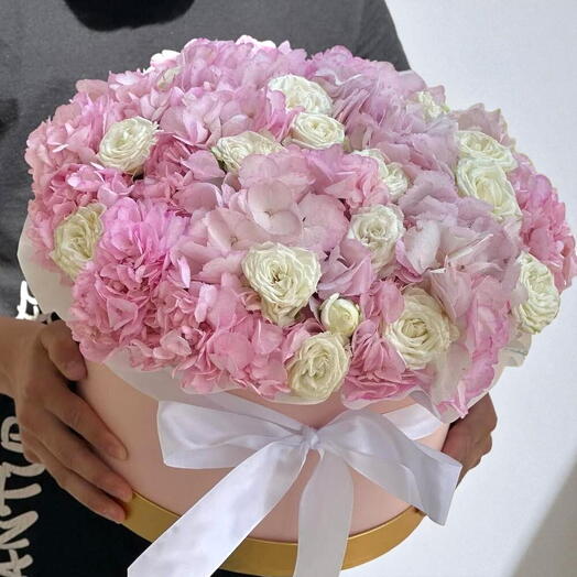 HYDRANGIA PINK   WHITE ROSES IN A BOX