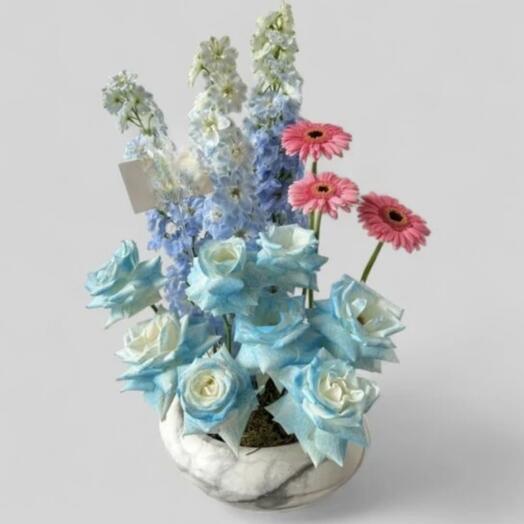 Пастельное совершенство. Синие розы, синие цветы дельфиниума, розовые герберы.