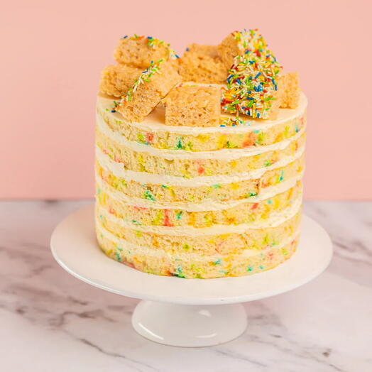 Gâteau Funfetti nostalgique | Gâteau à étages avec mousse au chocolat blanc et nappage de Rice Krispies