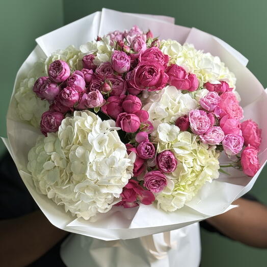 Букет Blush Bloom из гортензий и роз