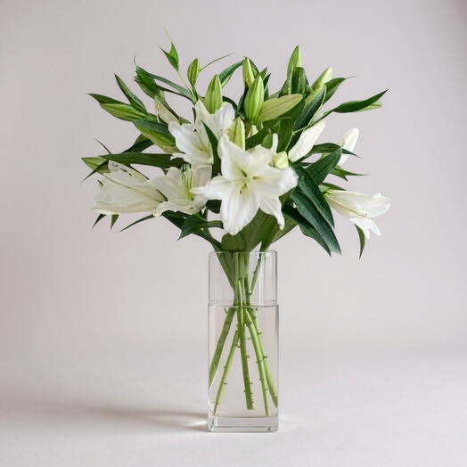 Белая Аура – композиция из 5 лилий в вазе
